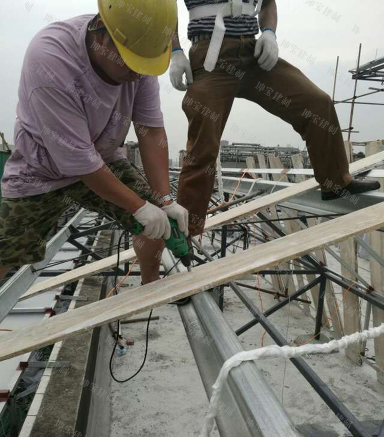 安装工人在铺设防水板