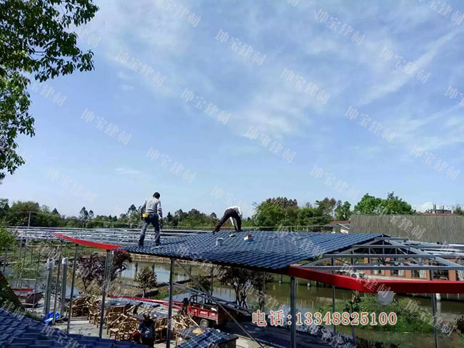 搭建合成树脂瓦房屋
